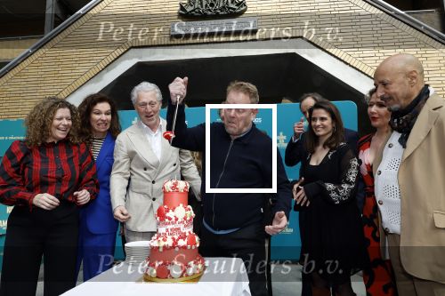 Amsterdam 12 april 2024
Castpresentatie musical De Koning van Amsterdam in de Centrale Markthal, de cast waar onder Margot Ros, Anne Lamsvelt, Hajo Bruins, Martijn Fischer, Sabri Saad el Hamus, Rosa Da Silva, Pepijn Schoneveld, Julia Herfst.