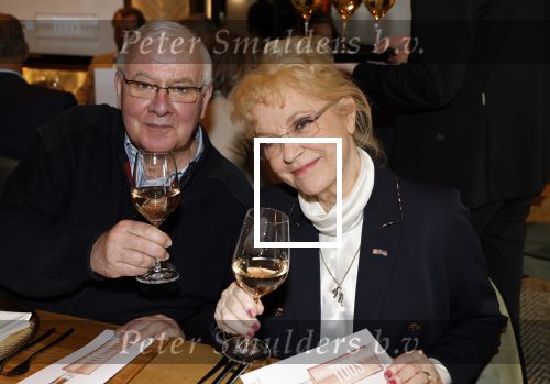 Nuland 4 april 2024
Presentatie nieuwe Rose van Toos v d Valk. Presentatie was in het nieuwe hotel Nuland. Connie Vink kwam met haar man