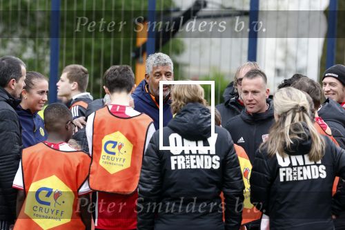 Amsterdam 17 april 2024
Staatsbezoek Nederland - Spanje met Koning Willem Alexander Koningin Maxima Koning Filipe en Koningin Letizia van Spanje aan Nederland . Koning Willem Alexander en Koning Felipe bezoeken Cruyff court in betondorp . oa aanwezig Jordy Cruijff Susila Cruijff Frank Rijkaard en Guus Hiddink.