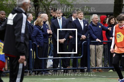 Amsterdam 17 april 2024
Staatsbezoek Nederland - Spanje met Koning Willem Alexander Koningin Maxima Koning Filipe en Koningin Letizia van Spanje aan Nederland . Koning Willem Alexander en Koning Felipe bezoeken Cruyff court in betondorp . oa aanwezig Jordy Cruijff Susila Cruijff Frank Rijkaard en Guus Hiddink.