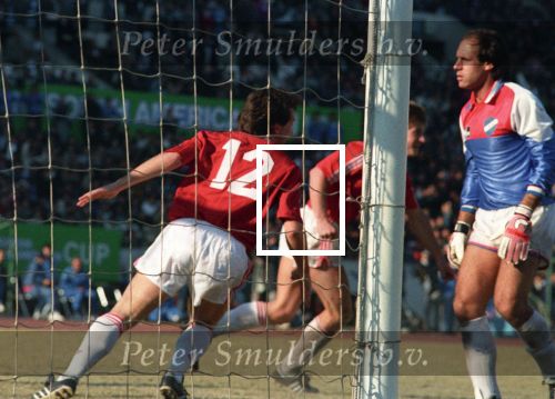 Tokio, 9 t/m 12 December 1988 PSV-Nacional Montevideo (Uruguay)
Met eindstand 1-1 na verlenging 2-2 en via een 6-7 verlies in penaltys.
PSV had 4 x de kans om winnaar te zien en uiteindelijk is het niet gelukt.
0-1 Ostolaza, 1-1 Romario , in de 110e minuut Ronald Koeman 2-1 en in de 119e min wederom Ostolaza 2-2
Wedstrijd werd gespeeld in tokio voor 62000 toeschouwers

Foto Peter Smulders BV