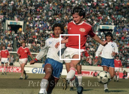 Tokio, 9 t/m 12 December 1988 PSV-Nacional Montevideo (Uruguay)
Met eindstand 1-1 na verlenging 2-2 en via een 6-7 verlies in penaltys.
PSV had 4 x de kans om winnaar te zien en uiteindelijk is het niet gelukt.
0-1 Ostolaza, 1-1 Romario , in de 110e minuut Ronald Koeman 2-1 en in de 119e min wederom Ostolaza 2-2
Wedstrijd werd gespeeld in tokio voor 62000 toeschouwers

Foto Peter Smulders BV