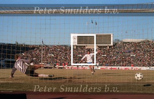 Tokio, 9 t/m 12 December 1988 PSV-Nacional Montevideo (Uruguay)
Met eindstand 1-1 na verlenging 2-2 en via een 6-7 verlies in penaltys.
PSV had 4 x de kans om winnaar te zien en uiteindelijk is het niet gelukt.
0-1 Ostolaza, 1-1 Romario , in de 110e minuut Ronald Koeman 2-1 en in de 119e min wederom Ostolaza 2-2
Wedstrijd werd gespeeld in tokio voor 62000 toeschouwers

Foto Peter Smulders BV