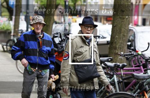 Amsterdam 11 april 2024
Hans van Manen en zijn partner Henk van Dijk doen hun boodschappen  in Amsterdam Zuid.