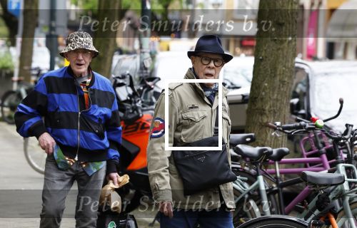 Amsterdam 11 april 2024
Hans van Manen en zijn partner Henk van Dijk doen hun boodschappen  in Amsterdam Zuid.