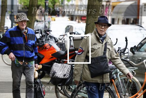 Amsterdam 11 april 2024
Hans van Manen en zijn partner Henk van Dijk doen hun boodschappen  in Amsterdam Zuid.