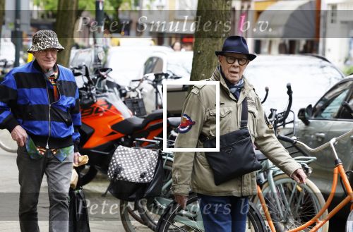 Amsterdam 11 april 2024
Hans van Manen en zijn partner Henk van Dijk doen hun boodschappen  in Amsterdam Zuid.