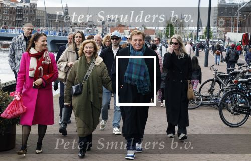Amsterdam 21 april 2024
Jordy Huisman van Kris Kross Amsterdam viert zijn 40e verjaardag met een boottocht door de grachten van Amsterdam. Henny Huisman met zijn vrouw Lia