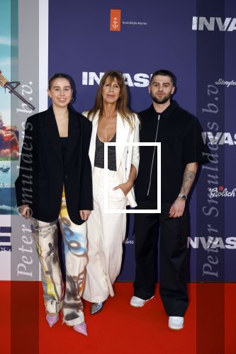 Amsterdam 8 april 2024
Premiere Invasie in Pathe Arena met oa Tarikh Jansen Ortal Vriend Raymond Thiry Gijs Scholten v Aschat Jasha Rudge Gijs Blom Fedja v Huet . Bobby Boermans is de regisseur. Isa Hoes kwam met haar kinderen Vlinder Kamerling en Merlijn Kamerling