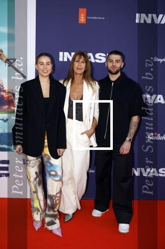 Amsterdam 8 april 2024
Premiere Invasie in Pathe Arena met oa Tarikh Jansen Ortal Vriend Raymond Thiry Gijs Scholten v Aschat Jasha Rudge Gijs Blom Fedja v Huet . Bobby Boermans is de regisseur. Isa Hoes kwam met haar kinderen Vlinder Kamerling en Merlijn Kamerling