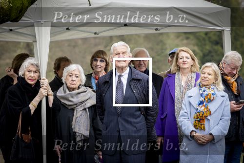 Baar Soestdijk 4 april 2024
Prinses Beatrix onthult het bronzen standbeeld â€˜Het Koninklijk Gezinâ€™ in het park van Paleis Soestdijk. Het groepsportret is in 1996 gemaakt door beeldhouwer Arthur Spronken en bestaat uit de portretten van prinses Beatrix, prins Claus en hun drie zonen. Jaap Rost Onnes