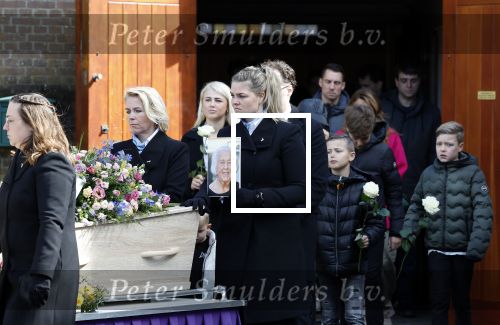 Volendam 5 april 2024
Begrafenis Oma Jan Smit  Jenny Smit en Monique Smit in de kerk in Volendam .