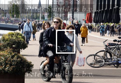 Amsterdam 21 april 2024
Jordy Huisman van Kris Kross Amsterdam viert zijn 40e verjaardag met een boottocht door de grachten van Amsterdam. Jordy Huisman met zijn vriendin Kathie Lam