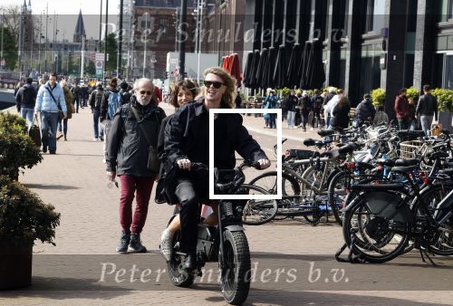 Amsterdam 21 april 2024
Jordy Huisman van Kris Kross Amsterdam viert zijn 40e verjaardag met een boottocht door de grachten van Amsterdam. Jordy Huisman met zijn vriendin Kathie Lam