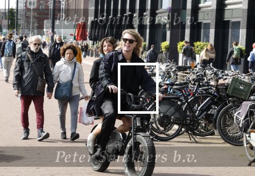 Amsterdam 21 april 2024
Jordy Huisman van Kris Kross Amsterdam viert zijn 40e verjaardag met een boottocht door de grachten van Amsterdam. Jordy Huisman met zijn vriendin Kathie Lam