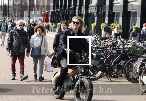 Amsterdam 21 april 2024
Jordy Huisman van Kris Kross Amsterdam viert zijn 40e verjaardag met een boottocht door de grachten van Amsterdam. Jordy Huisman met zijn vriendin Kathie Lam