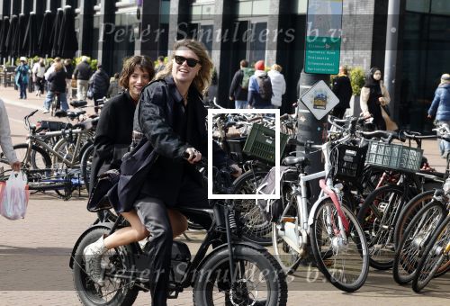 Amsterdam 21 april 2024
Jordy Huisman van Kris Kross Amsterdam viert zijn 40e verjaardag met een boottocht door de grachten van Amsterdam. Jordy Huisman met zijn vriendin Kathie Lam