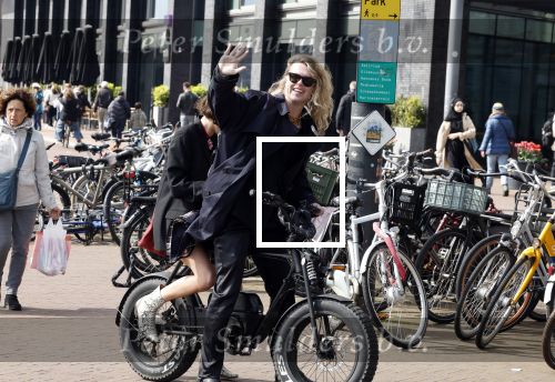 Amsterdam 21 april 2024
Jordy Huisman van Kris Kross Amsterdam viert zijn 40e verjaardag met een boottocht door de grachten van Amsterdam. Jordy Huisman met zijn vriendin Kathie Lam