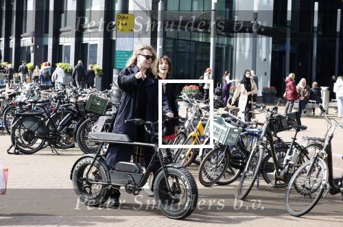 Amsterdam 21 april 2024
Jordy Huisman van Kris Kross Amsterdam viert zijn 40e verjaardag met een boottocht door de grachten van Amsterdam. Jordy Huisman met zijn vriendin Kathie Lam