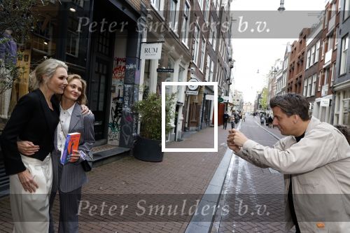 Amsterdam 16 april 2024
Boekpresentatie Kimberley Klaver. Haar 2e boek heet Zuid moeders hebben geen geheimen. Rob Kemps fotografeert Kimberley Klaver en Stephanie Klaver