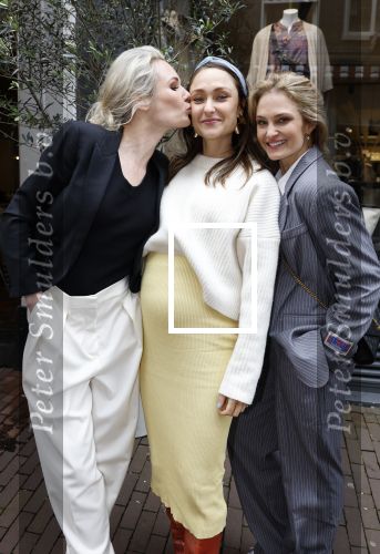 Amsterdam 16 april 2024
Boekpresentatie Kimberley Klaver. Haar 2e boek heet Zuid moeders hebben geen geheimen. Kimberley Klaver  Stephanie Klaver  en hun zwanger zus Melody Klaver