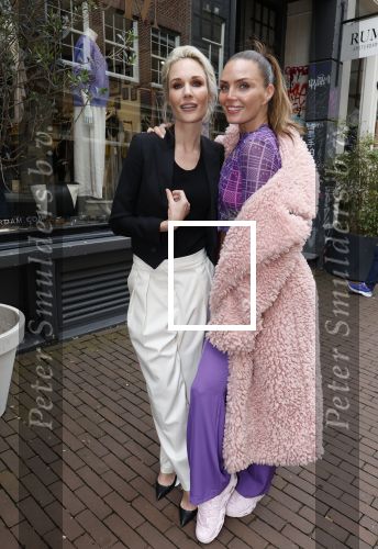 Amsterdam 16 april 2024
Boekpresentatie Kimberley Klaver. Haar 2e boek heet Zuid moeders hebben geen geheimen. Kimberley Klaver en Kim feenstra