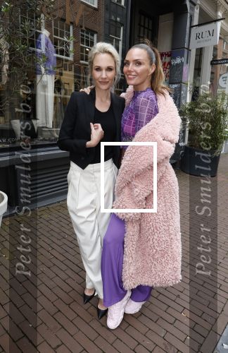 Amsterdam 16 april 2024
Boekpresentatie Kimberley Klaver. Haar 2e boek heet Zuid moeders hebben geen geheimen. Kimberley Klaver en Kim feenstra