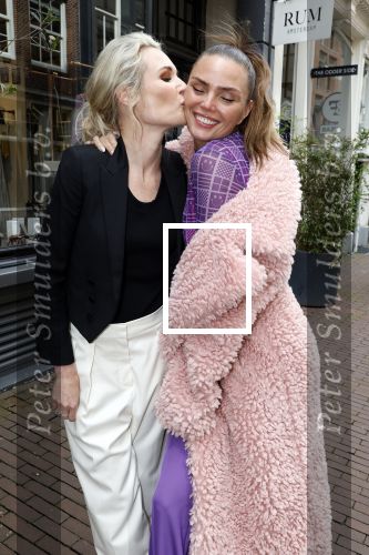 Amsterdam 16 april 2024
Boekpresentatie Kimberley Klaver. Haar 2e boek heet Zuid moeders hebben geen geheimen. Kimberley Klaver en Kim feenstra