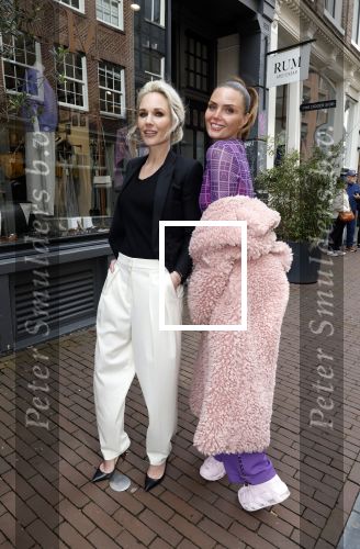 Amsterdam 16 april 2024
Boekpresentatie Kimberley Klaver. Haar 2e boek heet Zuid moeders hebben geen geheimen. Kimberley Klaver en Kim feenstra