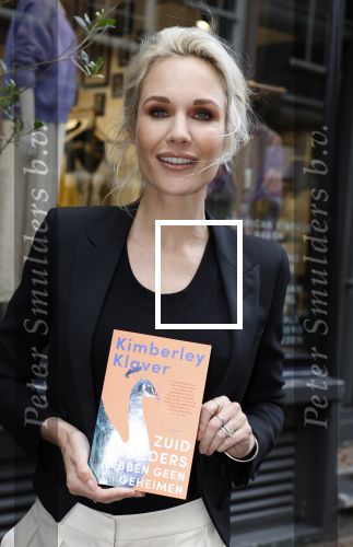 Amsterdam 16 april 2024
Boekpresentatie Kimberley Klaver. Haar 2e boek heet Zuid moeders hebben geen geheimen.