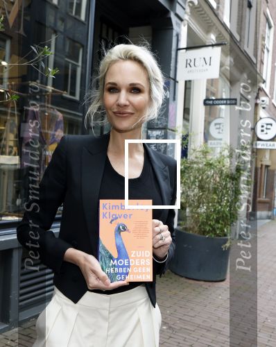 Amsterdam 16 april 2024
Boekpresentatie Kimberley Klaver. Haar 2e boek heet Zuid moeders hebben geen geheimen.