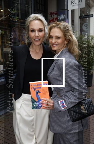 Amsterdam 16 april 2024
Boekpresentatie Kimberley Klaver. Haar 2e boek heet Zuid moeders hebben geen geheimen. Rob Kemps fotografeert Kimberley Klaver en Stephanie Klaver