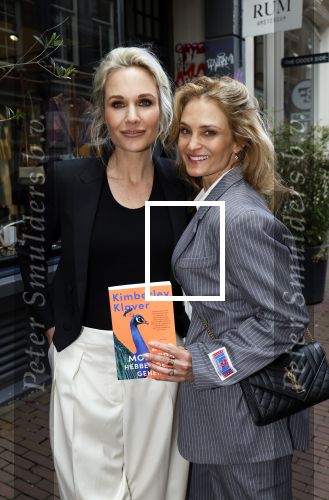 Amsterdam 16 april 2024
Boekpresentatie Kimberley Klaver. Haar 2e boek heet Zuid moeders hebben geen geheimen. Rob Kemps fotografeert Kimberley Klaver en Stephanie Klaver