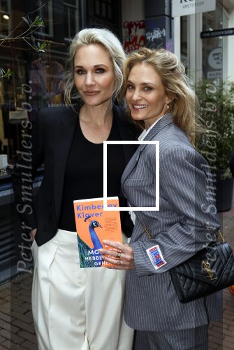 Amsterdam 16 april 2024
Boekpresentatie Kimberley Klaver. Haar 2e boek heet Zuid moeders hebben geen geheimen. Rob Kemps fotografeert Kimberley Klaver en Stephanie Klaver