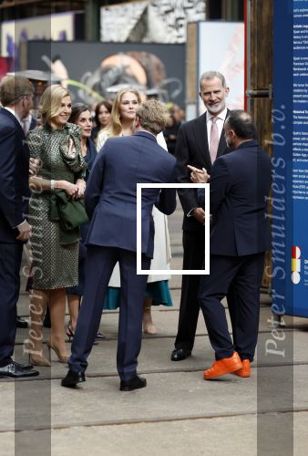 Amsterdam 18 april 2024
Contraprestatie
Koning Felipe en Koningin Letizia bieden het Koninklijk Paar een receptie aan in Museum STRAAT in Amsterdam. Hierbij is ook de Prinses van Oranje aanwezig. Tijdens de receptie openen de Koninklijke Paren een expositie van tien Spaanse en Nederlandse muurschilders. De tentoonstelling is tot en met 2 juni te bezoeken. Na de receptie neemt het Koninklijk Paar afscheid van de Spaanse Koning en Koningin. Aanwezig Koning Felipe Koningin Letizia Koning Willem Alexnader Koningin Maxima Prinses Amalia Prinses Margriet en Mr Pieter v Vollenhoven.