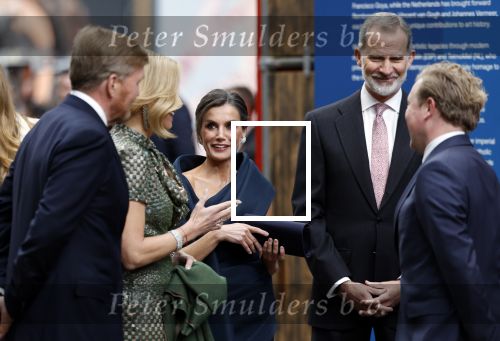 Amsterdam 18 april 2024
Contraprestatie
Koning Felipe en Koningin Letizia bieden het Koninklijk Paar een receptie aan in Museum STRAAT in Amsterdam. Hierbij is ook de Prinses van Oranje aanwezig. Tijdens de receptie openen de Koninklijke Paren een expositie van tien Spaanse en Nederlandse muurschilders. De tentoonstelling is tot en met 2 juni te bezoeken. Na de receptie neemt het Koninklijk Paar afscheid van de Spaanse Koning en Koningin. Aanwezig Koning Felipe Koningin Letizia Koning Willem Alexnader Koningin Maxima Prinses Amalia Prinses Margriet en Mr Pieter v Vollenhoven.