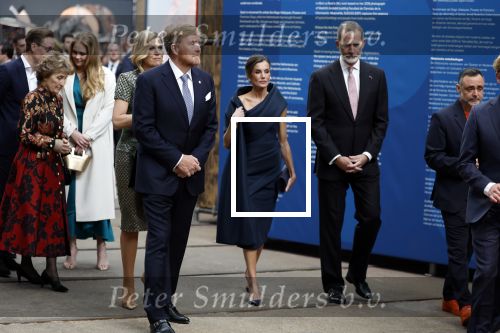 Amsterdam 18 april 2024
Contraprestatie
Koning Felipe en Koningin Letizia bieden het Koninklijk Paar een receptie aan in Museum STRAAT in Amsterdam. Hierbij is ook de Prinses van Oranje aanwezig. Tijdens de receptie openen de Koninklijke Paren een expositie van tien Spaanse en Nederlandse muurschilders. De tentoonstelling is tot en met 2 juni te bezoeken. Na de receptie neemt het Koninklijk Paar afscheid van de Spaanse Koning en Koningin. Aanwezig Koning Felipe Koningin Letizia Koning Willem Alexnader Koningin Maxima Prinses Amalia Prinses Margriet en Mr Pieter v Vollenhoven.