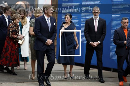 Amsterdam 18 april 2024
Contraprestatie
Koning Felipe en Koningin Letizia bieden het Koninklijk Paar een receptie aan in Museum STRAAT in Amsterdam. Hierbij is ook de Prinses van Oranje aanwezig. Tijdens de receptie openen de Koninklijke Paren een expositie van tien Spaanse en Nederlandse muurschilders. De tentoonstelling is tot en met 2 juni te bezoeken. Na de receptie neemt het Koninklijk Paar afscheid van de Spaanse Koning en Koningin. Aanwezig Koning Felipe Koningin Letizia Koning Willem Alexnader Koningin Maxima Prinses Amalia Prinses Margriet en Mr Pieter v Vollenhoven.