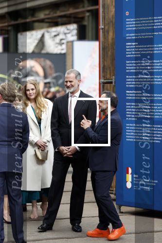 Amsterdam 18 april 2024
Contraprestatie
Koning Felipe en Koningin Letizia bieden het Koninklijk Paar een receptie aan in Museum STRAAT in Amsterdam. Hierbij is ook de Prinses van Oranje aanwezig. Tijdens de receptie openen de Koninklijke Paren een expositie van tien Spaanse en Nederlandse muurschilders. De tentoonstelling is tot en met 2 juni te bezoeken. Na de receptie neemt het Koninklijk Paar afscheid van de Spaanse Koning en Koningin. Aanwezig Koning Felipe Koningin Letizia Koning Willem Alexnader Koningin Maxima Prinses Amalia Prinses Margriet en Mr Pieter v Vollenhoven.