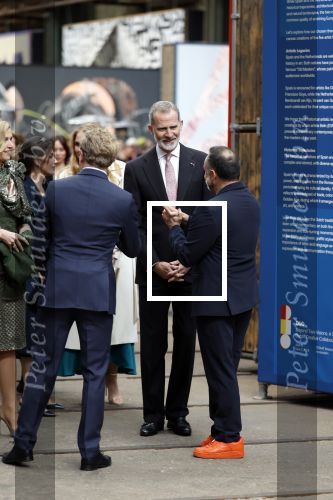 Amsterdam 18 april 2024
Contraprestatie
Koning Felipe en Koningin Letizia bieden het Koninklijk Paar een receptie aan in Museum STRAAT in Amsterdam. Hierbij is ook de Prinses van Oranje aanwezig. Tijdens de receptie openen de Koninklijke Paren een expositie van tien Spaanse en Nederlandse muurschilders. De tentoonstelling is tot en met 2 juni te bezoeken. Na de receptie neemt het Koninklijk Paar afscheid van de Spaanse Koning en Koningin. Aanwezig Koning Felipe Koningin Letizia Koning Willem Alexnader Koningin Maxima Prinses Amalia Prinses Margriet en Mr Pieter v Vollenhoven.
