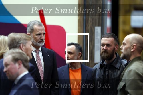 Amsterdam 18 april 2024
Contraprestatie
Koning Felipe en Koningin Letizia bieden het Koninklijk Paar een receptie aan in Museum STRAAT in Amsterdam. Hierbij is ook de Prinses van Oranje aanwezig. Tijdens de receptie openen de Koninklijke Paren een expositie van tien Spaanse en Nederlandse muurschilders. De tentoonstelling is tot en met 2 juni te bezoeken. Na de receptie neemt het Koninklijk Paar afscheid van de Spaanse Koning en Koningin. Aanwezig Koning Felipe Koningin Letizia Koning Willem Alexnader Koningin Maxima Prinses Amalia Prinses Margriet en Mr Pieter v Vollenhoven.