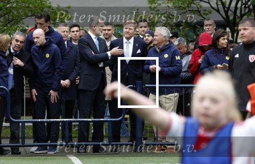 Amsterdam 17 april 2024
Staatsbezoek Nederland - Spanje met Koning Willem Alexander Koningin Maxima Koning Filipe en Koningin Letizia van Spanje aan Nederland . Koning Willem Alexander en Koning Felipe bezoeken Cruyff court in betondorp . oa aanwezig Jordy Cruijff Susila Cruijff Frank Rijkaard en Guus Hiddink.