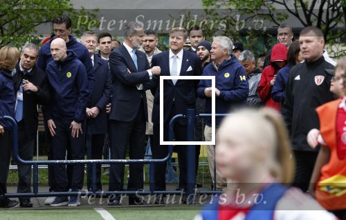 Amsterdam 17 april 2024
Staatsbezoek Nederland - Spanje met Koning Willem Alexander Koningin Maxima Koning Filipe en Koningin Letizia van Spanje aan Nederland . Koning Willem Alexander en Koning Felipe bezoeken Cruyff court in betondorp . oa aanwezig Jordy Cruijff Susila Cruijff Frank Rijkaard en Guus Hiddink.