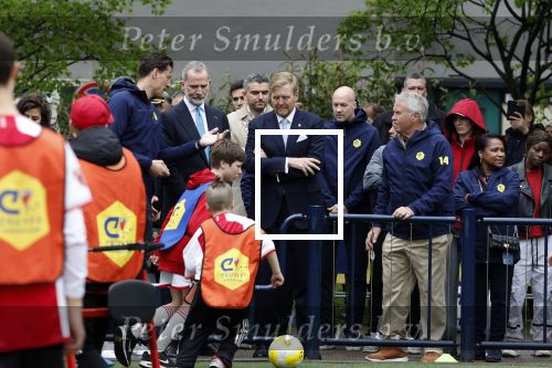 Amsterdam 17 april 2024
Staatsbezoek Nederland - Spanje met Koning Willem Alexander Koningin Maxima Koning Filipe en Koningin Letizia van Spanje aan Nederland . Koning Willem Alexander en Koning Felipe bezoeken Cruyff court in betondorp . oa aanwezig Jordy Cruijff Susila Cruijff Frank Rijkaard en Guus Hiddink.