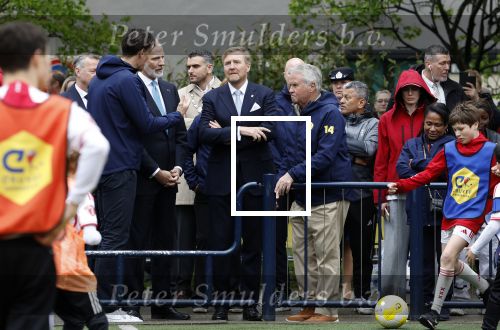 Amsterdam 17 april 2024
Staatsbezoek Nederland - Spanje met Koning Willem Alexander Koningin Maxima Koning Filipe en Koningin Letizia van Spanje aan Nederland . Koning Willem Alexander en Koning Felipe bezoeken Cruyff court in betondorp . oa aanwezig Jordy Cruijff Susila Cruijff Frank Rijkaard en Guus Hiddink.