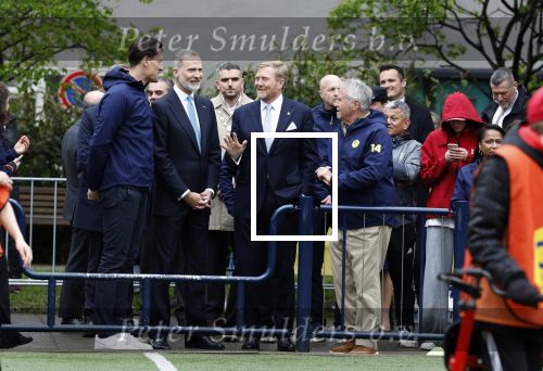 Amsterdam 17 april 2024
Staatsbezoek Nederland - Spanje met Koning Willem Alexander Koningin Maxima Koning Filipe en Koningin Letizia van Spanje aan Nederland . Koning Willem Alexander en Koning Felipe bezoeken Cruyff court in betondorp . oa aanwezig Jordy Cruijff Susila Cruijff Frank Rijkaard en Guus Hiddink.