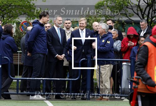 Amsterdam 17 april 2024
Staatsbezoek Nederland - Spanje met Koning Willem Alexander Koningin Maxima Koning Filipe en Koningin Letizia van Spanje aan Nederland . Koning Willem Alexander en Koning Felipe bezoeken Cruyff court in betondorp . oa aanwezig Jordy Cruijff Susila Cruijff Frank Rijkaard en Guus Hiddink.