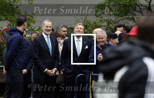 Amsterdam 17 april 2024
Staatsbezoek Nederland - Spanje met Koning Willem Alexander Koningin Maxima Koning Filipe en Koningin Letizia van Spanje aan Nederland . Koning Willem Alexander en Koning Felipe bezoeken Cruyff court in betondorp . oa aanwezig Jordy Cruijff Susila Cruijff Frank Rijkaard en Guus Hiddink.