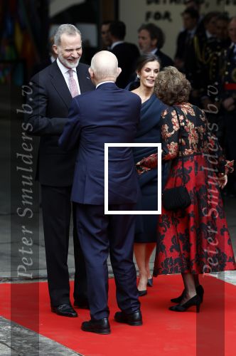 Amsterdam 18 april 2024
Contraprestatie
Koning Felipe en Koningin Letizia bieden het Koninklijk Paar een receptie aan in Museum STRAAT in Amsterdam. Hierbij is ook de Prinses van Oranje aanwezig. Tijdens de receptie openen de Koninklijke Paren een expositie van tien Spaanse en Nederlandse muurschilders. De tentoonstelling is tot en met 2 juni te bezoeken. Na de receptie neemt het Koninklijk Paar afscheid van de Spaanse Koning en Koningin. Aanwezig Koning Felipe Koningin Letizia Koning Willem Alexnader Koningin Maxima Prinses Amalia Prinses Margriet en Mr Pieter v Vollenhoven.