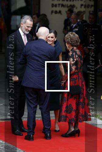Amsterdam 18 april 2024
Contraprestatie
Koning Felipe en Koningin Letizia bieden het Koninklijk Paar een receptie aan in Museum STRAAT in Amsterdam. Hierbij is ook de Prinses van Oranje aanwezig. Tijdens de receptie openen de Koninklijke Paren een expositie van tien Spaanse en Nederlandse muurschilders. De tentoonstelling is tot en met 2 juni te bezoeken. Na de receptie neemt het Koninklijk Paar afscheid van de Spaanse Koning en Koningin. Aanwezig Koning Felipe Koningin Letizia Koning Willem Alexnader Koningin Maxima Prinses Amalia Prinses Margriet en Mr Pieter v Vollenhoven.